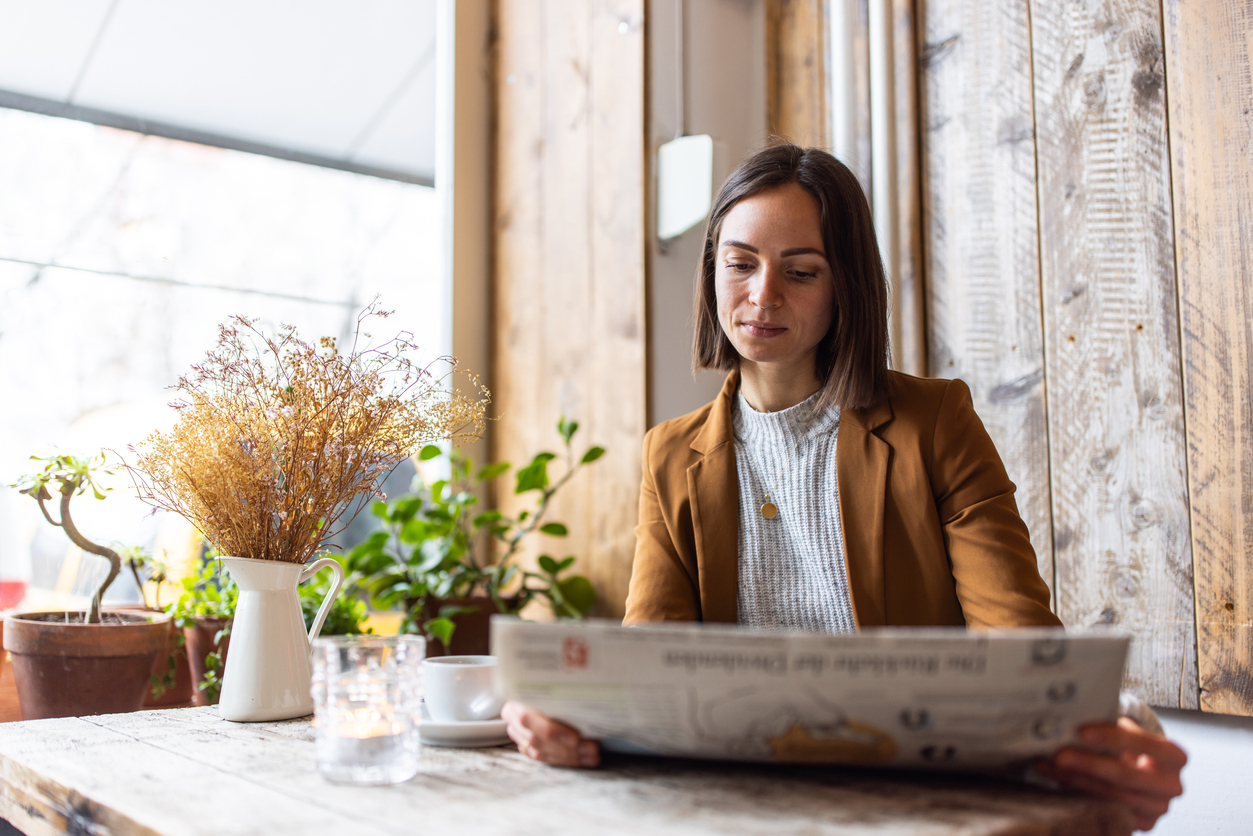 Frau liest Zeitung